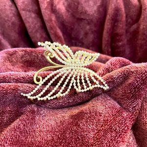 Beautiful butterfly hair clip. 5” Pearl like jewels add class and style!